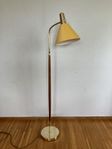 Golvlampa i teak och mässing   Lampskärm från Svenst Tenn
