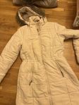 beige/ vit jacka i storlek 40