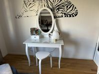 Elegant sminkbord med spegel och pall - mycket fint skick
