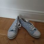 Lätt Blåa Sneakers med Blommor
