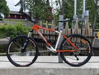 MTB Kona Kula Deluxe + 2 extra hjul med Continental-däck 