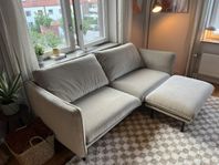 Beige tresitssoffa med fristående fotpall