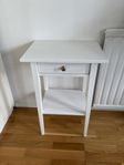 Hemnes sängbord i vitt från ikea 