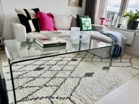 Stilrent soffbord i härdat glas – Dansk design