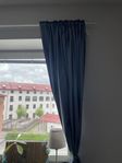 två mörkläggande gardiner samt en gardinstång säljs