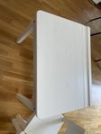barn skrivbord och stolar
