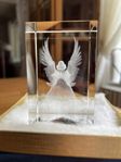 Kristallkub med ängel i 3D lasergraverad på insidan