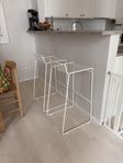 2 st vita Hay Hee barstolar – sitthöjd 75 cm