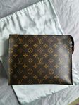 Louis Vuitton Toiletry pouch 26 Monogram Canvas i toppskick