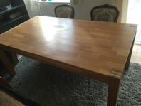Exklusivt matbord från Haleywood i massivt ek. 