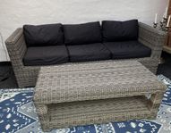 Soffa och bord i konstrotting