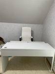 Skrivbord med snurrstol