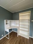 MICKE Hörnarbetsplats och tillhörande bokhylla, IKEA