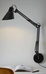 Svart Ellos vägglampa