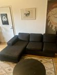 Svart stor soffa