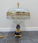 Elegant guldfärgad fönsterlampa/bordslampa med detaljer