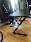 Gamingstol och skrivbord – Bra skick! 1200 kr