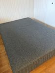 Säng 140 cm, Kungsängen "Borgholmen", grå