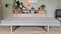 Elegant dagbädd/soffa i Japandi-stil