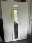 Vit garderob med spegel 
