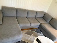 grå och välskött divansoffa