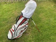 Golfklubbor med skadad väska. 