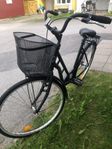 Stilren Yosemite damcykel / 28 tum med korg / nyskick!
