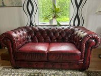 Chesterfield 3-2-1 sits