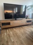 TV-bänk i massiv ek