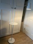 Golvlampa vit metall med laddning Markslöjd Linar