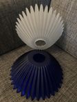 Lampskärmar i frostat glas, vita och blåa. Har flera styck