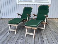 Två vilstolar i teak med dynor