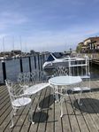 KLASSISK CAFÉ SET I GJUTJÄRN, RÖD STOL MED FOTSTÖD HELT 