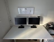 Höj- och sänkbart skrivbord med vev