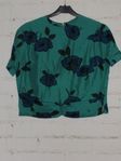 Vacker vintage sidenblus med blå blommor