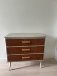 Vintagebyrå med teaklådor – retrostil från 50/60-talet