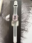 Apple Watch Series 7 Nike (GPS) – med 6 olika armband!