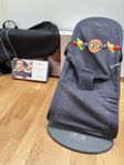 BabyBjörn Bouncer Bliss Anthracite + leksak + transportväs