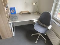 HUVUDSPELARE Gaming desk, beige, 140x80 cm