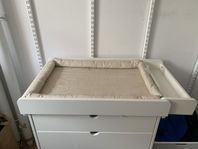 stokke home byrå med skötbord