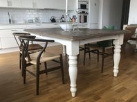 Matbord med inläggningsskiva