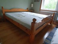 Bortskänkes dubbelsäng i furu 180cm
