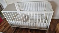 Barnsäng Vaggande Spjälsäng Crib 124 X 65 med tillbehör 