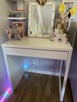 smink/skrivbord från Ikea och stol