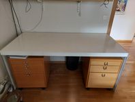 Vitt skrivbord med 2 hurtsar i bok