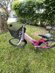 två barncyklar rosa och grön 900kr styck