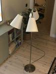 Trearmad golvlampa
