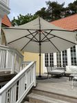 Stort parasoll i behov av reparation
