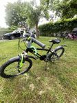 barncykel en rosa och en grön 900kr styck 