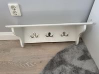 hylla med krokar
